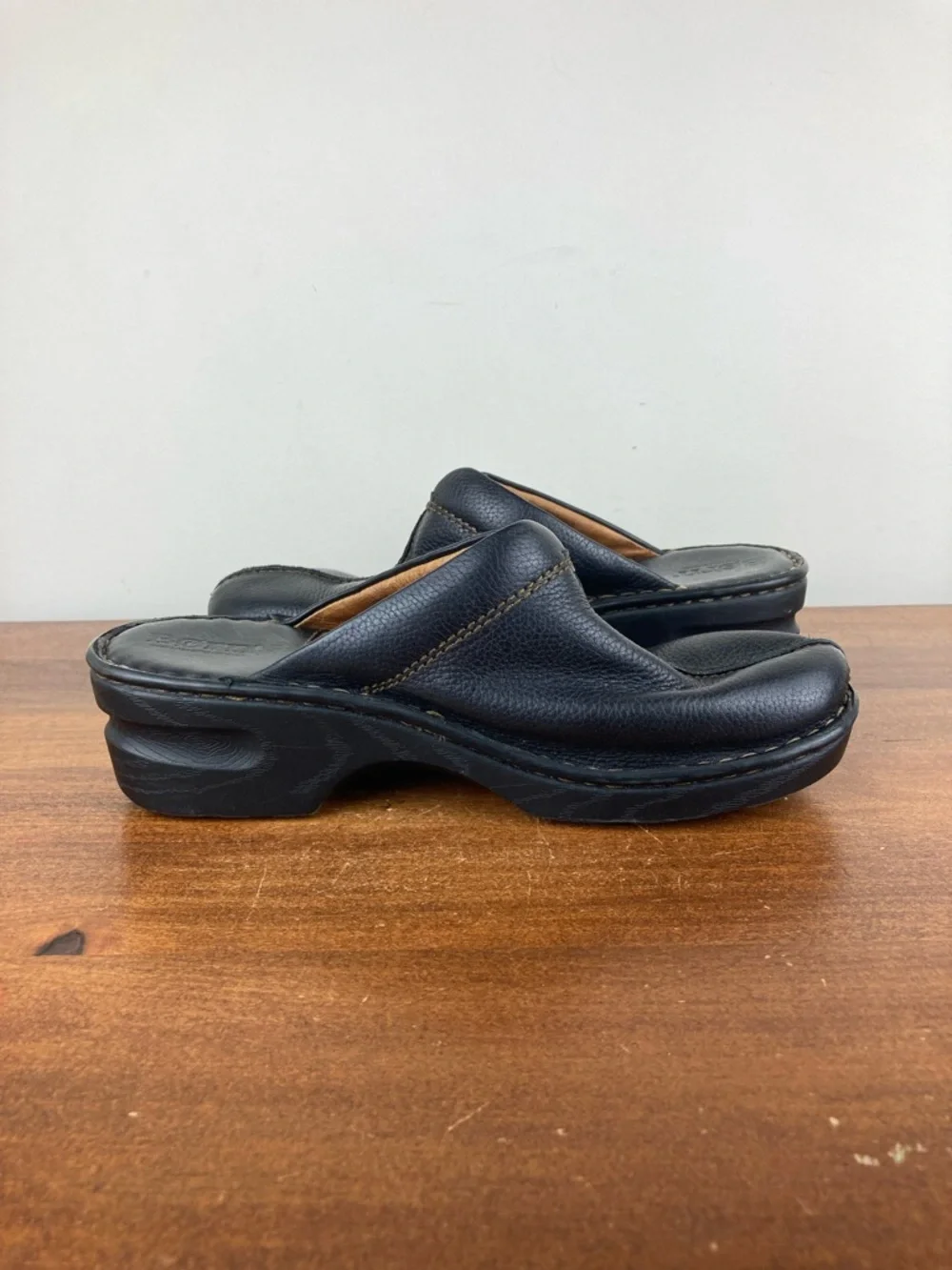 BORN Women’s Black Leather Mule Clog Slip On Shoes B73500 Size 8 (39) - Picture 6 of 11